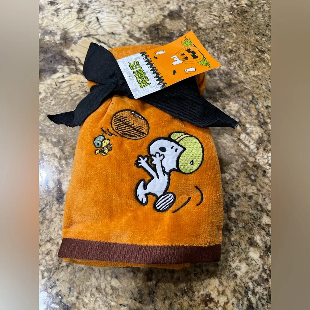 Peanuts set of 2 hand towels -Snoopy football & woodstock  100% Cotton NEW